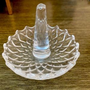 Crystal ring holder